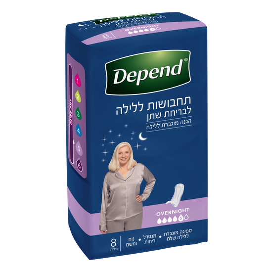 צילום צד של אריזת תחבושות לבריחת שתן לשעות הלילה, רואים אישה עם פיג'מה על גבי האריזה. האריזה בצבע כחול כהה עם לוגו מוחתג דיפנד עליה 